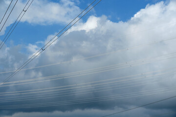 Strommast einer Überlandleitung unter bewölktem Himmel