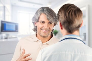 Obraz premium Doctor consulting patient at modern clinic