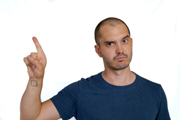 Naklejka premium expressive bald man making hand gesture , finger pointing up