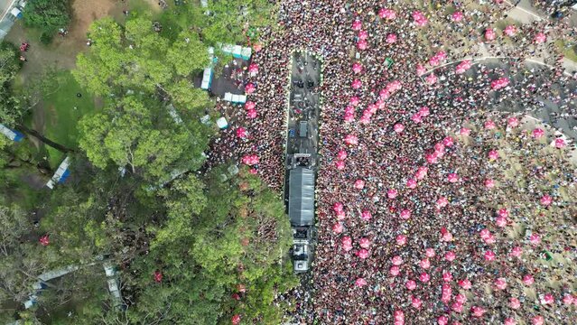 Carnaval Bloco S&atilde;o Paulo Samba Ibirapuera folia alegria diversidade multiculturalismo batucada fantasia anima&ccedil;&atilde;o cultura tradi&ccedil;&atilde;o rua m&uacute;sica dan&ccedil;a festa Brasil ritmo celebra&ccedil;&atilde;o colorido energia foli&atilde;o