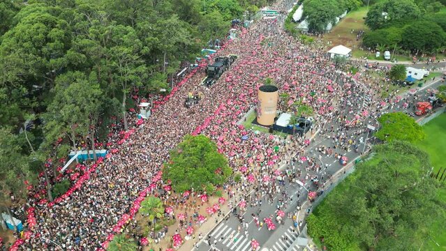 Carnaval Bloco S&atilde;o Paulo Samba Ibirapuera folia alegria diversidade multiculturalismo batucada fantasia anima&ccedil;&atilde;o cultura tradi&ccedil;&atilde;o rua m&uacute;sica dan&ccedil;a festa Brasil ritmo celebra&ccedil;&atilde;o colorido energia foli&atilde;o