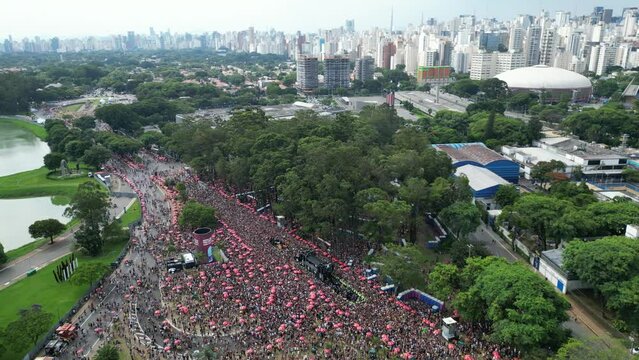 Carnaval Bloco S&atilde;o Paulo Samba Ibirapuera folia alegria diversidade multiculturalismo batucada fantasia anima&ccedil;&atilde;o cultura tradi&ccedil;&atilde;o rua m&uacute;sica dan&ccedil;a festa Brasil ritmo celebra&ccedil;&atilde;o colorido energia foli&atilde;o