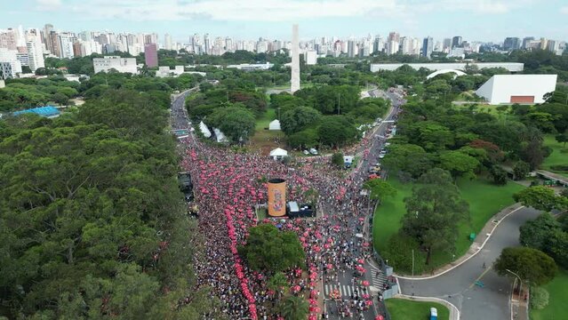 Carnaval Bloco S&atilde;o Paulo Samba Ibirapuera folia alegria diversidade multiculturalismo batucada fantasia anima&ccedil;&atilde;o cultura tradi&ccedil;&atilde;o rua m&uacute;sica dan&ccedil;a festa Brasil ritmo celebra&ccedil;&atilde;o colorido energia foli&atilde;o