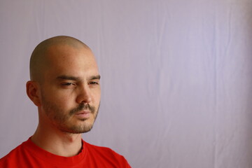 Fototapeta premium casual bald man in red shirt making hand gestures