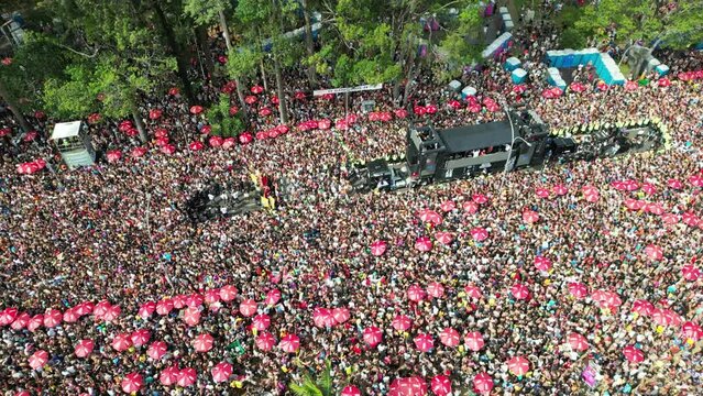Carnaval Bloco S&atilde;o Paulo Samba Ibirapuera folia alegria diversidade multiculturalismo batucada fantasia anima&ccedil;&atilde;o cultura tradi&ccedil;&atilde;o rua m&uacute;sica dan&ccedil;a festa Brasil ritmo celebra&ccedil;&atilde;o colorido energia foli&atilde;o