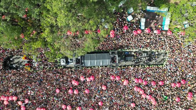 Carnaval Bloco S&atilde;o Paulo Samba Ibirapuera folia alegria diversidade multiculturalismo batucada fantasia anima&ccedil;&atilde;o cultura tradi&ccedil;&atilde;o rua m&uacute;sica dan&ccedil;a festa Brasil ritmo celebra&ccedil;&atilde;o colorido energia foli&atilde;o
