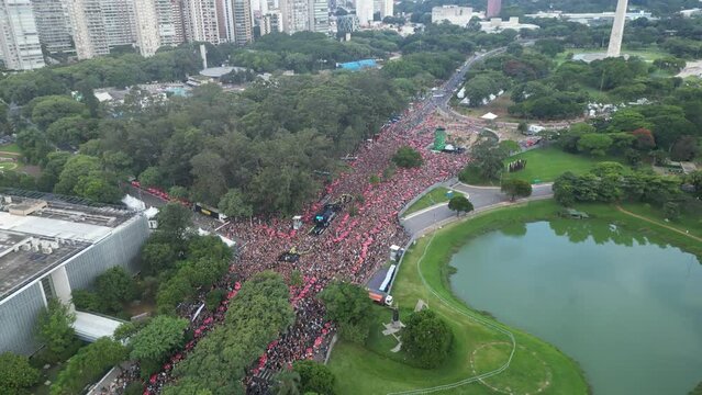 Carnaval Bloco S&atilde;o Paulo Samba Ibirapuera folia alegria diversidade multiculturalismo batucada fantasia anima&ccedil;&atilde;o cultura tradi&ccedil;&atilde;o rua m&uacute;sica dan&ccedil;a festa Brasil ritmo celebra&ccedil;&atilde;o colorido energia foli&atilde;o