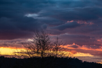 Allassac (Corrèze, Nouvelle aquitaine, France) - Reflets de lumières sur les nuages au coucher de soleil dans un ciel de perturbation - 751003258