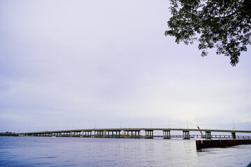 Obraz premium Bradenton, FL, USA - 03 02 2024: The landscape of Bradenton harbor and manatee river