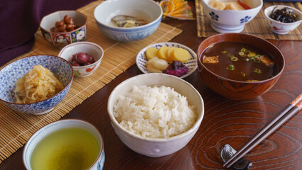 和食イメージ｜ご飯・味噌汁(赤だし)・おかず・緑茶