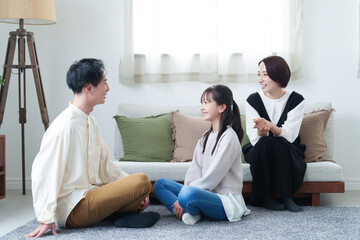 Fototapeta premium リビングでリラックスする家族