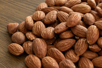 山盛りのアーモンド