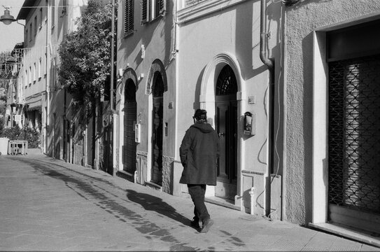 Fototapeta A man walking on Italian street