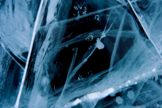 Clear sea ice forms, bubbles frozen