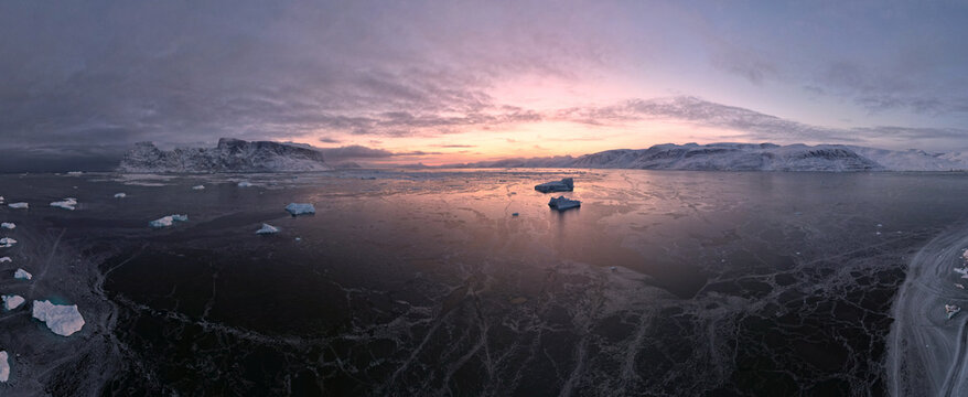 Thin new sea ice forms