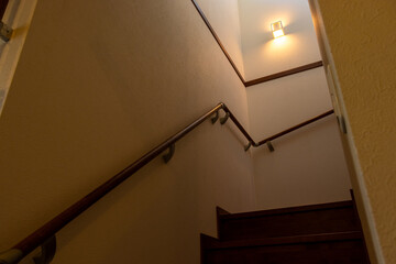 薄暗い階段を照らす壁の小さな照明