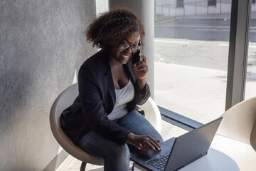 smiling business woman talking on the phone in cafe, phone call