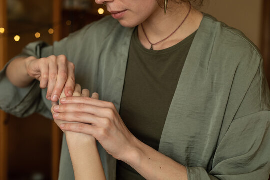 acupressure of the phalanges of the fingers