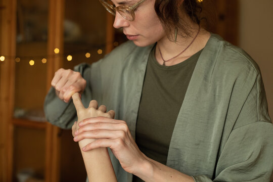 finger phalanges massage