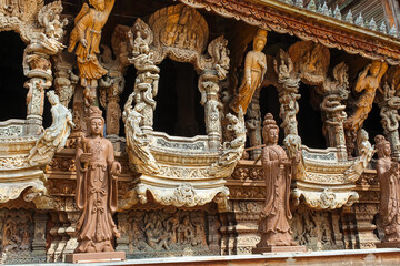 Fototapeta premium Sanctuary of Truth in Pattaya, Thailand in a summer day