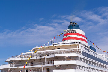 青空に映える豪華客船の後部デッキと煙突