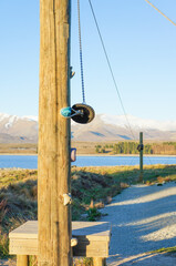 湖と木製の電柱