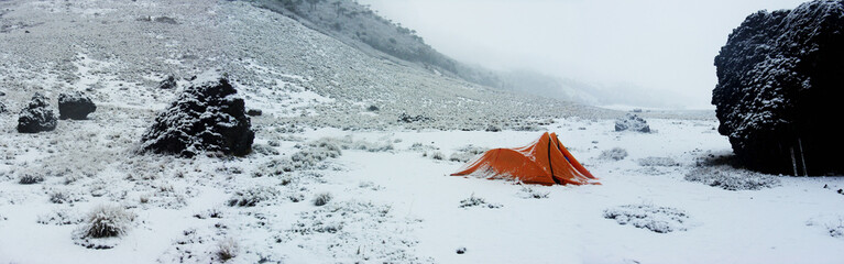 campamento amanece nevado en la cordillera de Los Andes - obrazy, fototapety, plakaty