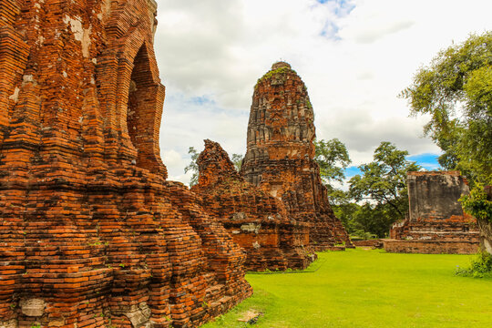 Another angle of the ruins of Wat Mahathat Historical park