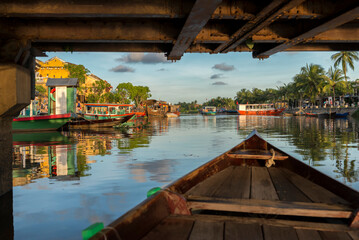 Obraz premium Boat under the bridge on Thu Bon River, Hoi An, Vietnam