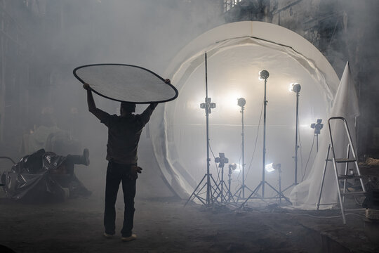 silhouette lighting assistant on set