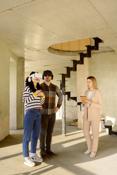 Homeowners Watch VR Glasses Apartment Tour