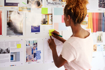 Designer freelance write post-it note.