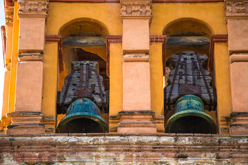 Campanario naranja con herrajes de cobre con óxido verde azuloso de Iglesia Mexicana del siglo XVI, ruta de haciendas Potosinas