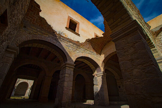 Perspectiva de Arcos y Columnas romanas de piedra y ladrillos de hacienda destruida del siglo 17 Jaral de Berrios en San Luis potos&iacute;, M&eacute;xico