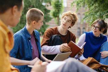 Outdoor education co-op learning classmate deliberation joint effort