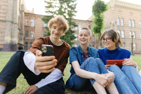 Friend gadget fun sharing spare time classmate student Zoomer hobby