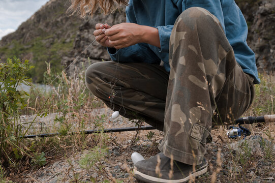 Tying hook on a line