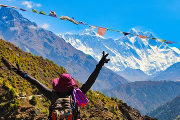 Crédence de cuisine en verre imprimé Lhotse A trekker expresses her joy at the astounding view of Mount Everest and Lhotse with prayer flags near Namche Bazaar,Nepal