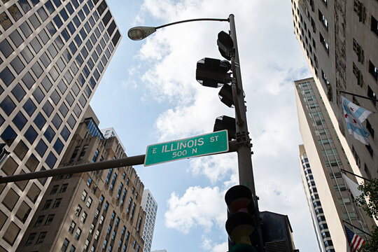 Illinois Street Chicago sign