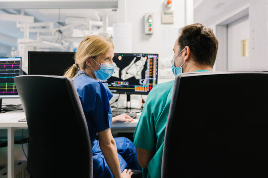 Doctors talking during robotic operation