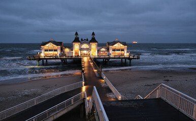 Obraz premium Seebrücke Sellin in der Abenddämmerung, Insel Rügen, Deutschland