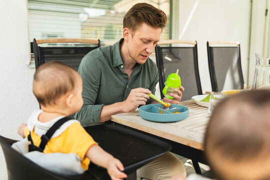 Twin babies during lunch time
