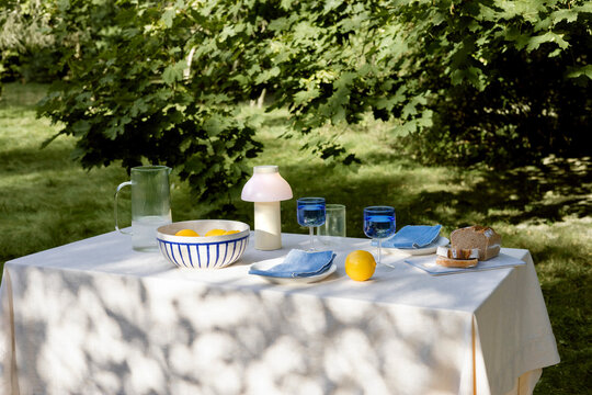 A table with modern decorations for an outdoor picnic. 
