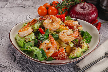 Salad with prawn and quinoa