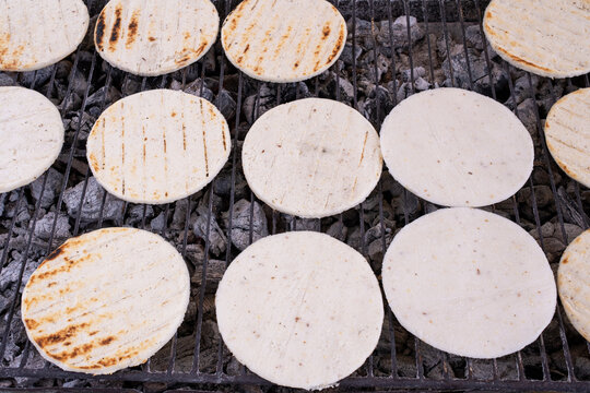 White arepas cooked on lattice