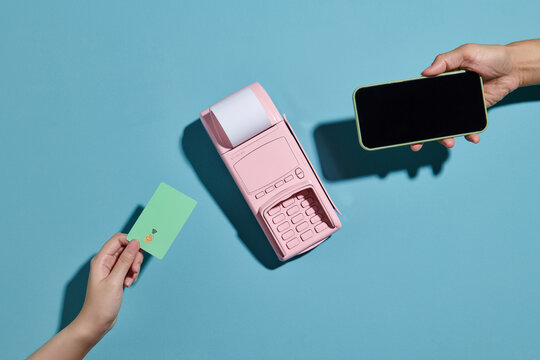 Contactless payment by credit card and smartphone phone.