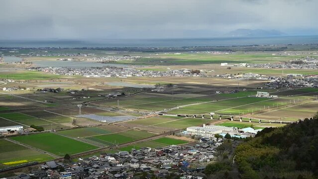 琵琶湖を背景に走る223系普通列車 （東海道本線 安土 - 能登川, 2024年2月）