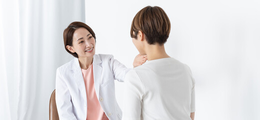 女性をカウンセリングする日本人医師