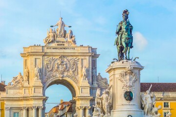Arch of the Augusta street with with Dom Jose equestrian statue in Lisbon, Portugal - obrazy, fototapety, plakaty