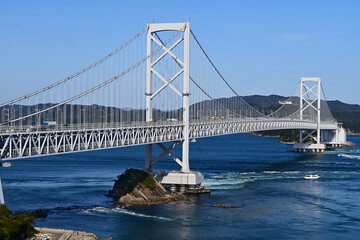 本州淡路島と四国を結ぶ大鳴門橋と渦潮